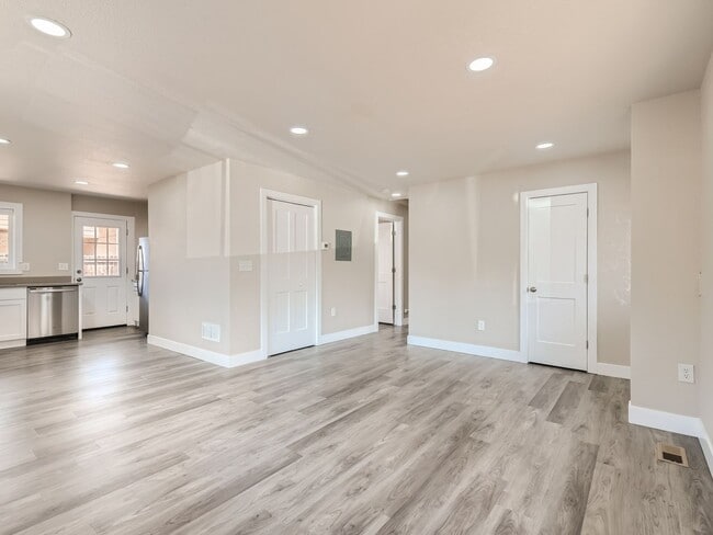 Building Photo - Hale neighborhood duplex w/large patio for...