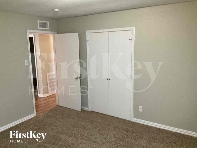 Building Photo - 1005 Loving Trail