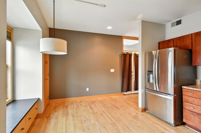 Building Photo - 2905 N Newhall St