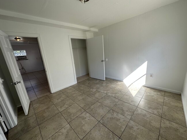 Building Photo - 517 Poinsettia Rd