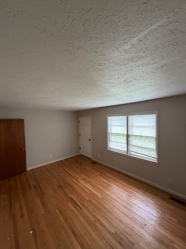 Building Photo - Cute Brick House w/ 3 BR | 1.5 BA in Goldsboro *Pikeville school district*