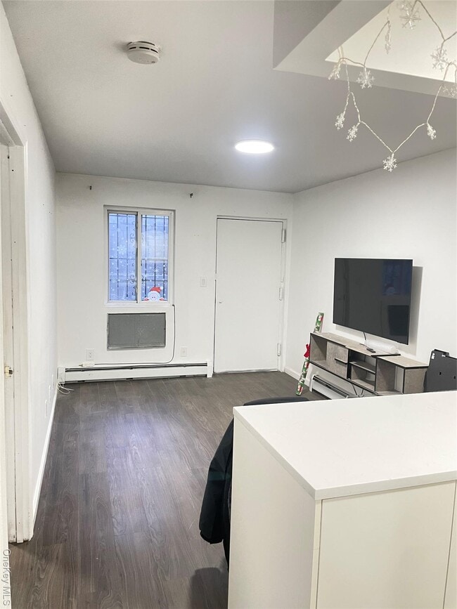 Building Photo - 767 Forest Ave