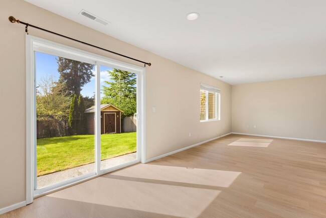 Building Photo - Centrally located 3 Bed/2-1/2 Bath Kenmore...