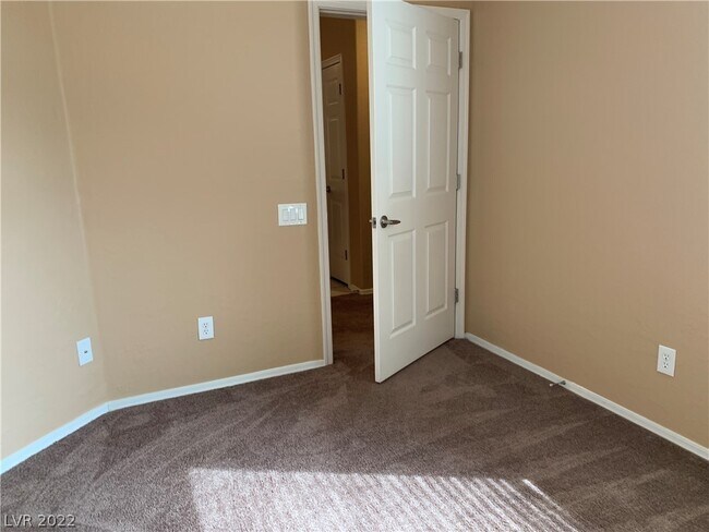 Building Photo - 6868 Sky Pointe Dr