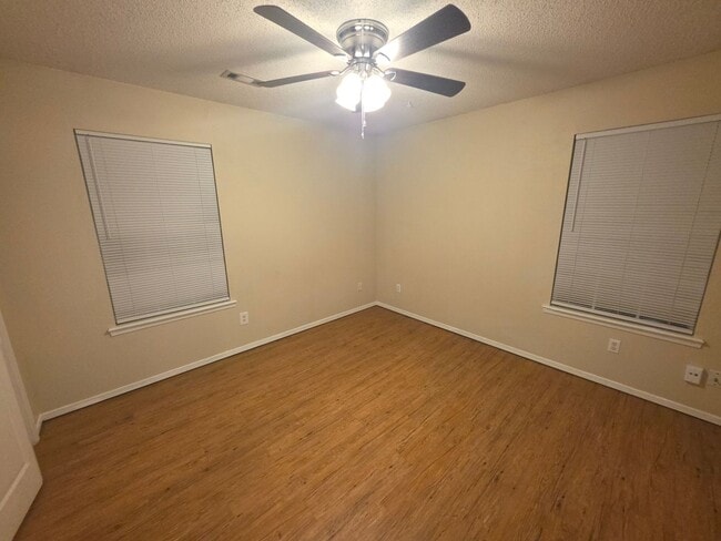 Building Photo - Nice 3 bedroom 2 bath home with fenced in ...