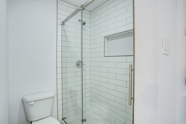 Building Photo - Fully updated 2 bedroom 2 bath 2 car garag...