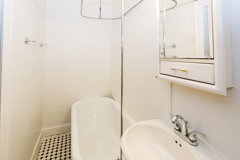 Building Photo - 4636 N Paulina St