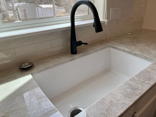 Building Photo - Remodeled Home in SW Bend