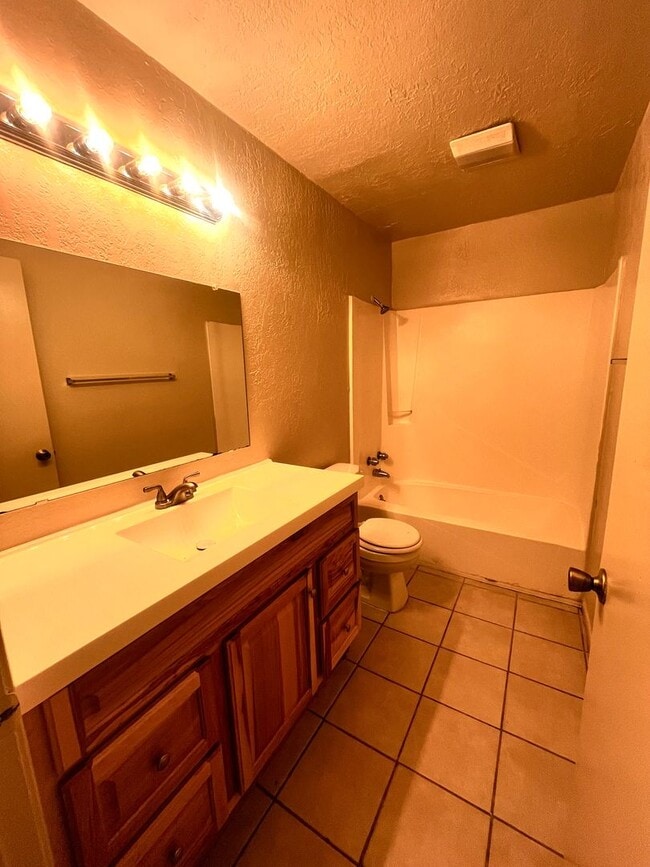 Building Photo - Nice 2 Bedroom 1 Bathroom Apartment in Rio...