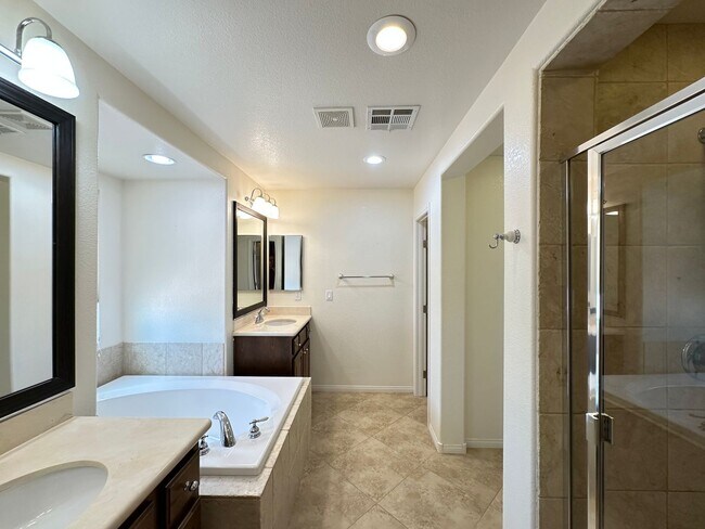 Building Photo - Summerlin Village 16 Ladera Phase 3