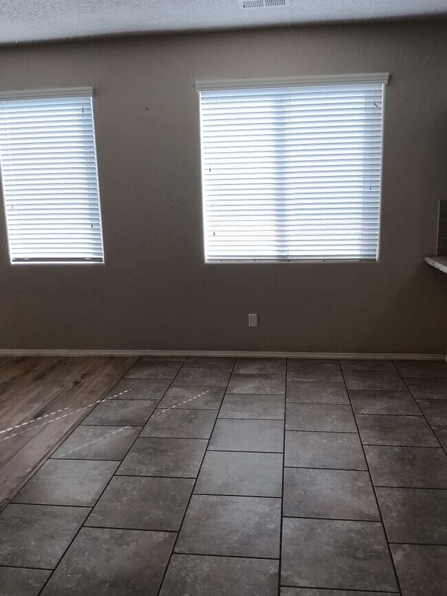 Building Photo - Spacious 4-bedroom, 2-bathroom home! Showi...