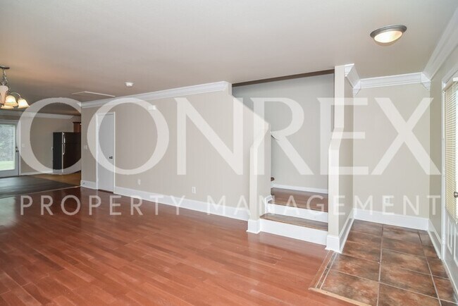 Building Photo - Spacious Two Story Home