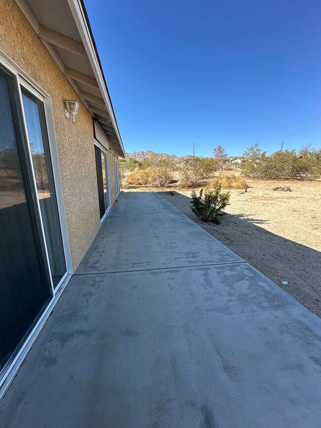Building Photo - 4 bedroom home close to Joshua Tree National Park!