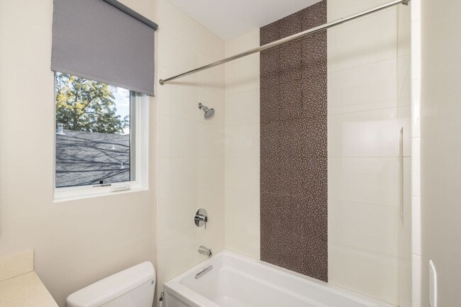 Building Photo - 13 Year "Young" 3 Bed, 3 Bath Contemporary Home- Steps to University Ave!