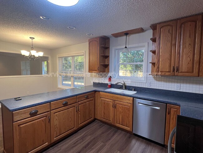 Building Photo - 6004 Players Pl