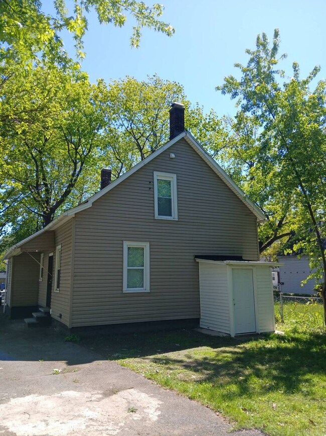 Building Photo - 6015 Hosmer Ave