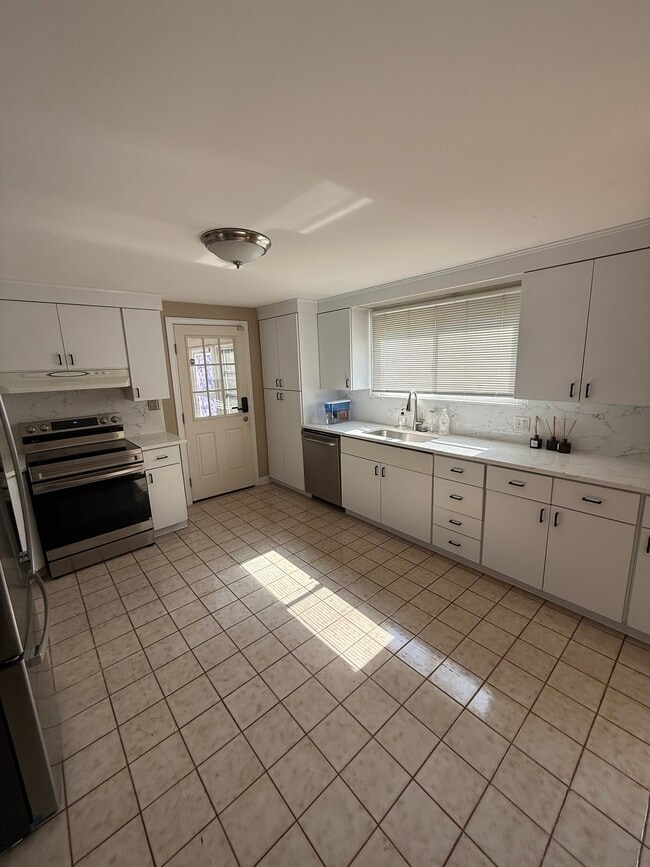 Building Photo - 6 Wells Farm Dr