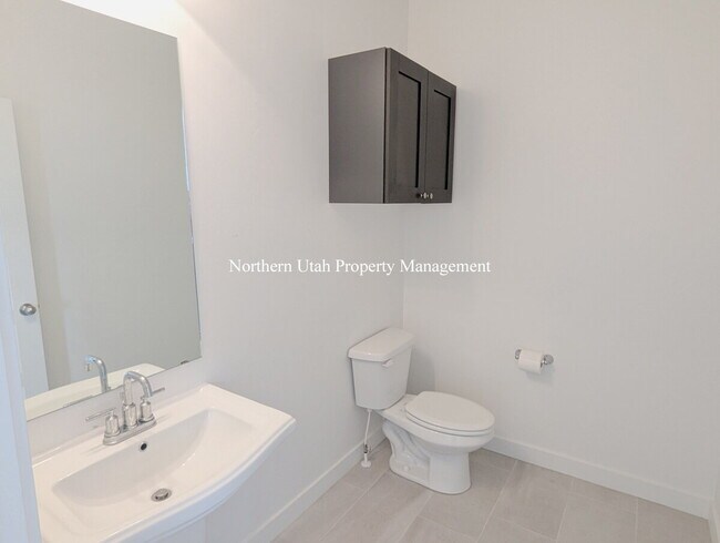 Building Photo - Newer 2 Bed 3 Bath Townhome