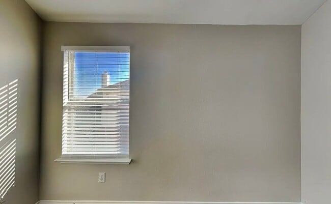 Building Photo - Elegant Simplicity in This Beautiful 4-Bedroom Residence