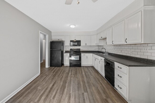 Building Photo - 4 Bedroom Pet Friendly Home For Rent!