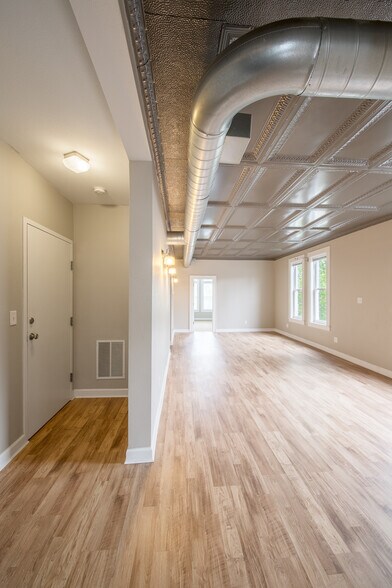Building Photo - 2507 S Howell Ave