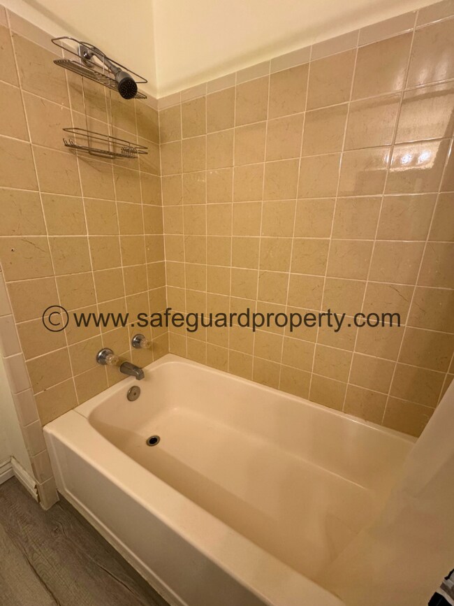 Building Photo - Welcoming Multi-Level Home for Rent in Wes...