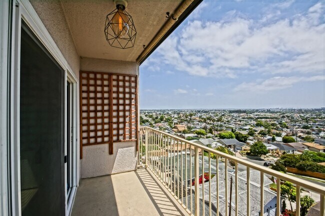 Building Photo - Bright & Spacious, Top-Floor 3BR3BA Condo ...