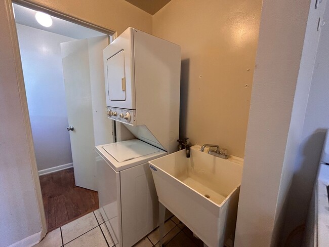 Building Photo - $0 DEPOSIT OPTION. CHARMING 2BED/1BATH DUP...