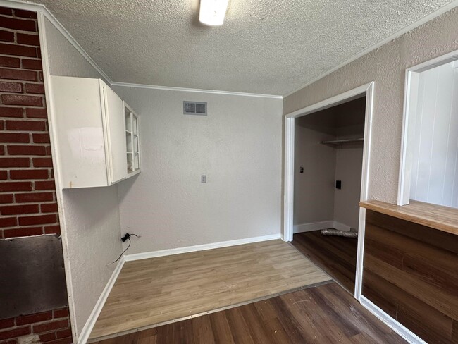 Building Photo - 1228 Briarwood Dr