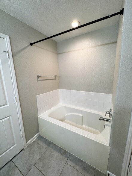 Building Photo - 615 Calm Ct