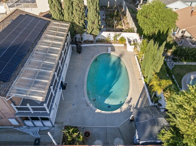 Building Photo - "Experience Luxurious Living: Spacious 4-B...