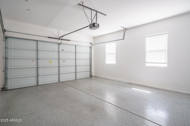 Building Photo - 14084 W Desert Flower Dr