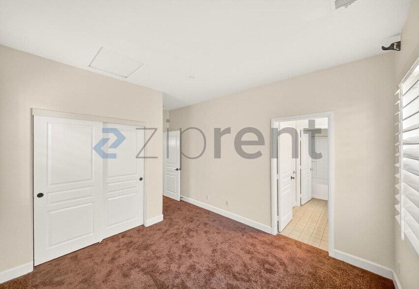 Building Photo - Unit