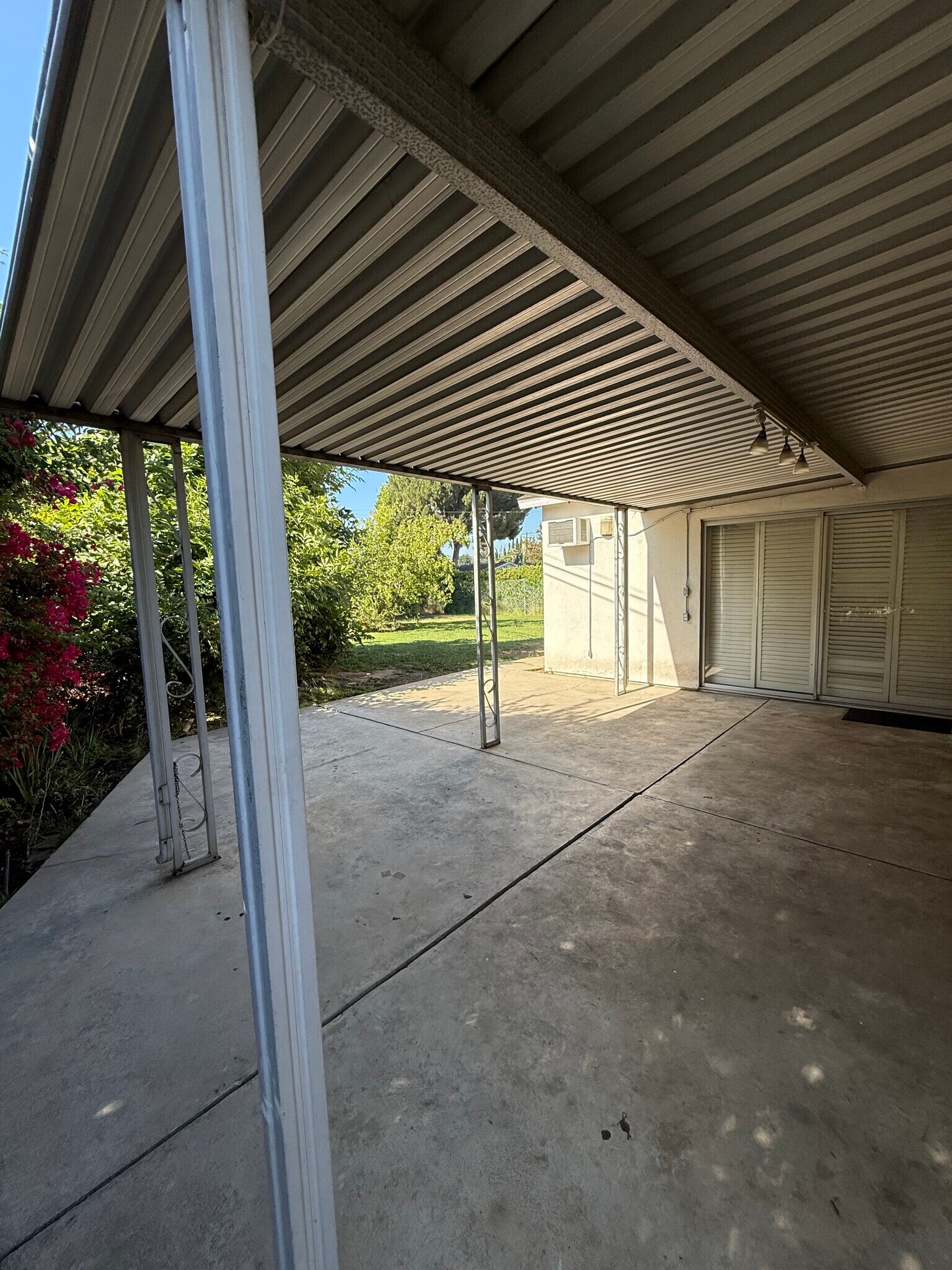 Building Photo - 9520 Hayvenhurst Ave