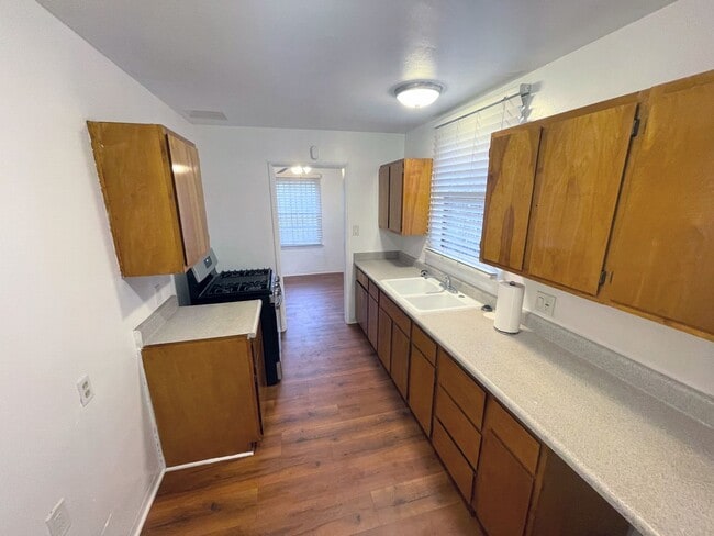 Building Photo - 3bd/1ba home in Rosewood. Huge backyard and 2 car garage!!