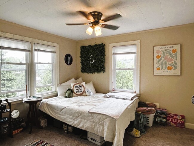 Building Photo - Charming Ranch Right Off W King Street!
