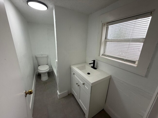 Building Photo - Remodeled 3/2 Childs Park Available Now ! Ask about move in specials!