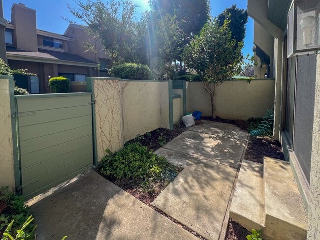 Building Photo - Beautifully Updated 3 Bed, 2.5 Bath La Jolla Townhome – Bright, Spacious, & Perfectly Located!