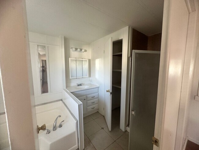 Building Photo - charming 2 bedroom mobile close to River