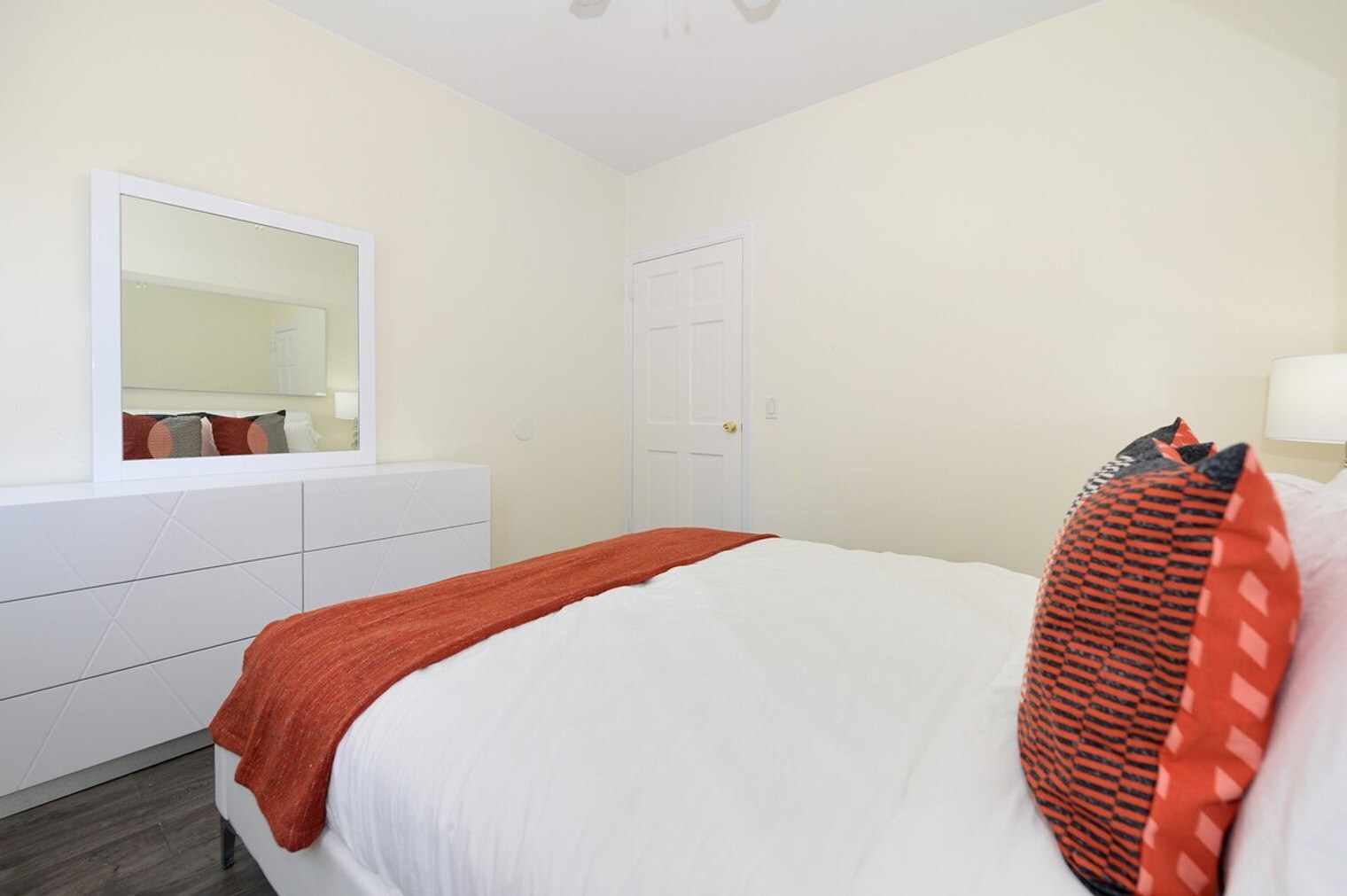 Building Photo - 350 W 38th St