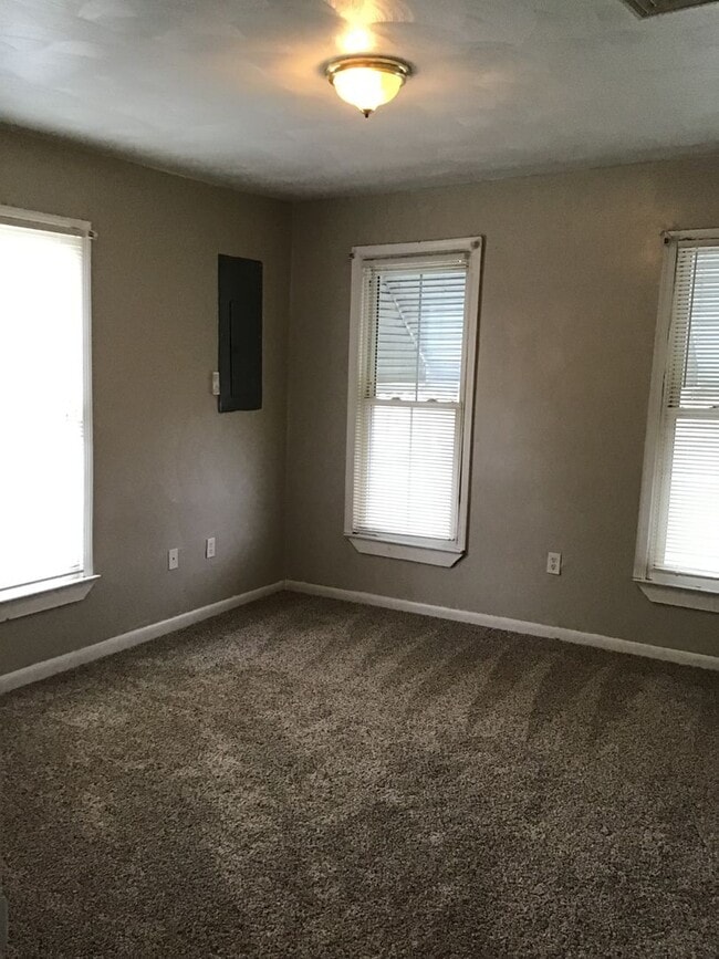 Building Photo - Spacious 2 bedroom duplex