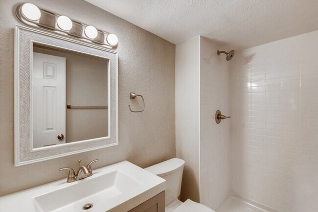 Building Photo - 3 Bedroom 2 Bathroom Condo in Lakewood!