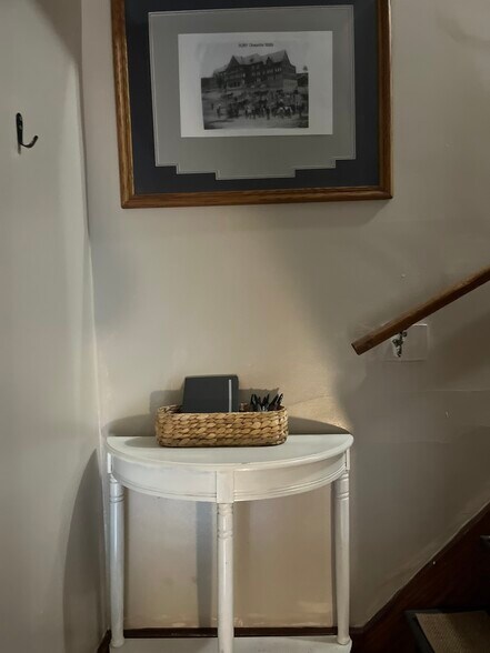 Staircase landing - 52 West St