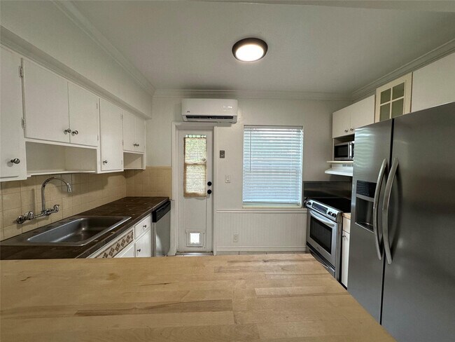 Building Photo - 1101 NE 17th Way