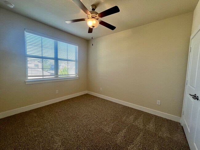 Building Photo - Fabulous Townhome in New Braunfels 3/2.5 ~ Minutes from Gruene ~ Move in Ready!