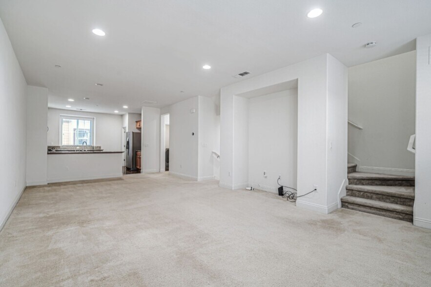 Building Photo - 6704 S Mariposa Ln