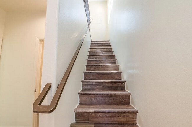 Building Photo - 3258 1/2 Dundas St.