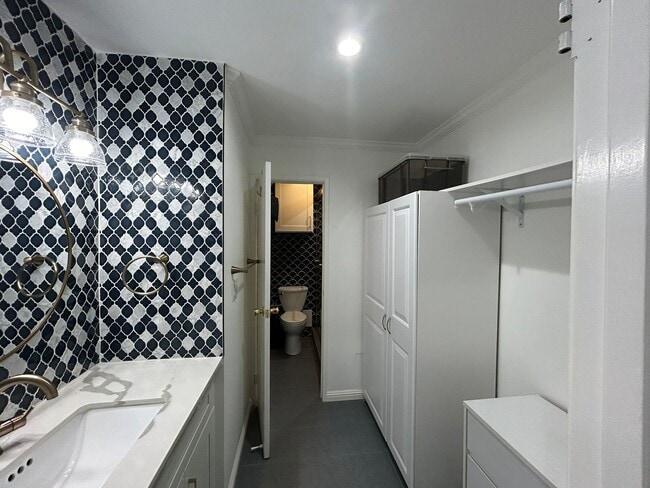 Building Photo - Studio Condo! Long Beach! 90804! Move-In Special $500 Off First Months Rent!