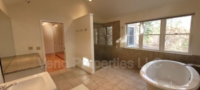 Building Photo - 16 Maple Ave