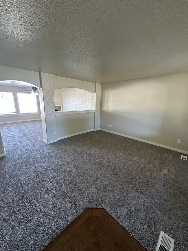 Building Photo - New Carpet! Super Meridian Location!!! Man...